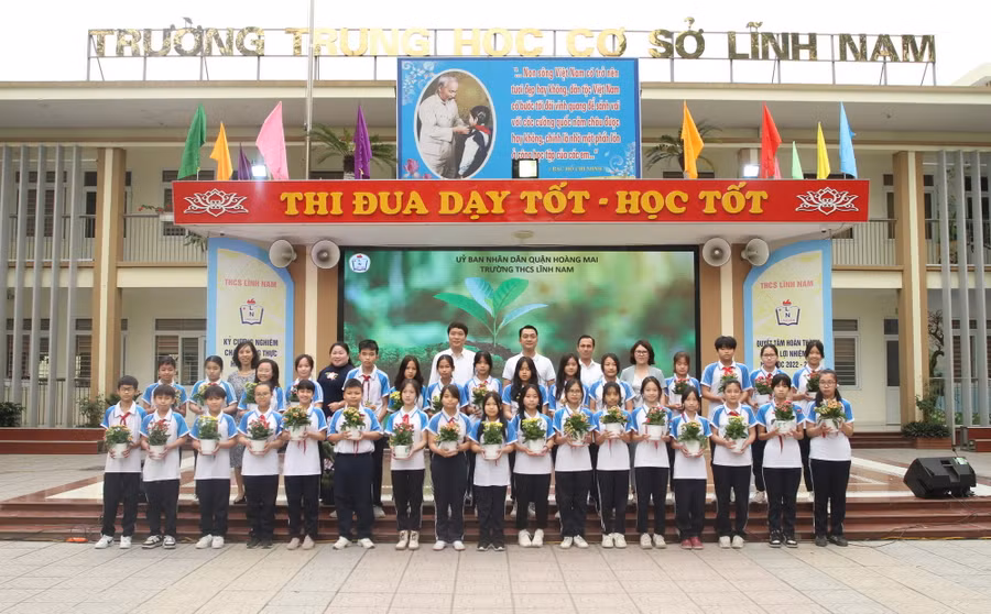 Lãnh đạo Sở GD&ĐT Hà Nội, Phòng GD&ĐT quận Hoàng Mai và nhà trường thực hiện nghi thức tặng cây xanh cho học sinh. Lãnh đạo Sở GD&ĐT Hà Nội, Phòng GD&ĐT quận Hoàng Mai và nhà trường thực hiện nghi thức tặng cây xanh cho học sinh.