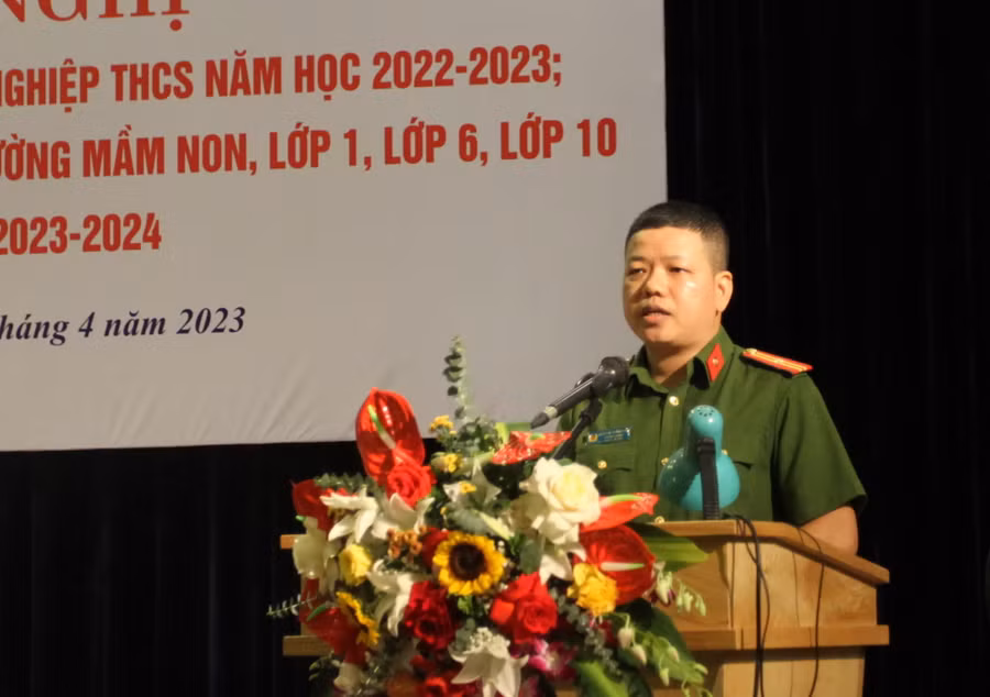 Đại diện Công an thành phố Hà Nội giải đáp những thắc mắc về thủ tục xác minh nơi cư trú của học sinh.