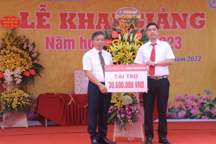 Cũng nhân dịp này, Ngân hàng Agribank - Chi nhánh KCN Đình Trám Bắc Giang cũng tài trợ 30 triệu đồng cho học sinh trên địa bàn huyện Việt Yên. Cũng nhân dịp này, Ngân hàng Agribank - Chi nhánh KCN Đình Trám Bắc Giang cũng tài trợ 30 triệu đồng cho học sinh trên địa bàn huyện Việt Yên.