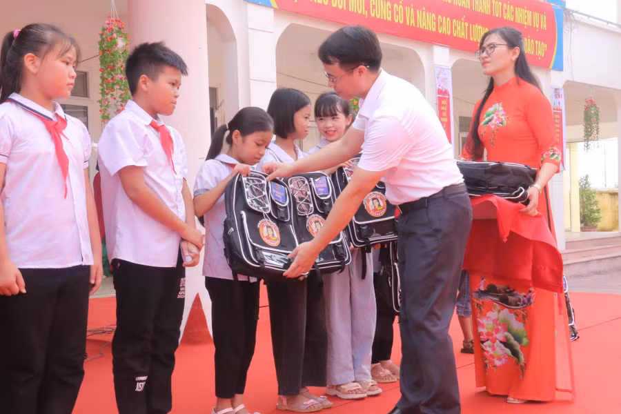 Tặng cặp sách cho học sinh trường Tiểu học Hồng Thái (huyện Việt Yên) trong ngày khai giảng năm học mới 2022 -2023. Tặng cặp sách cho học sinh trường Tiểu học Hồng Thái (huyện Việt Yên) trong ngày khai giảng năm học mới 2022 -2023.