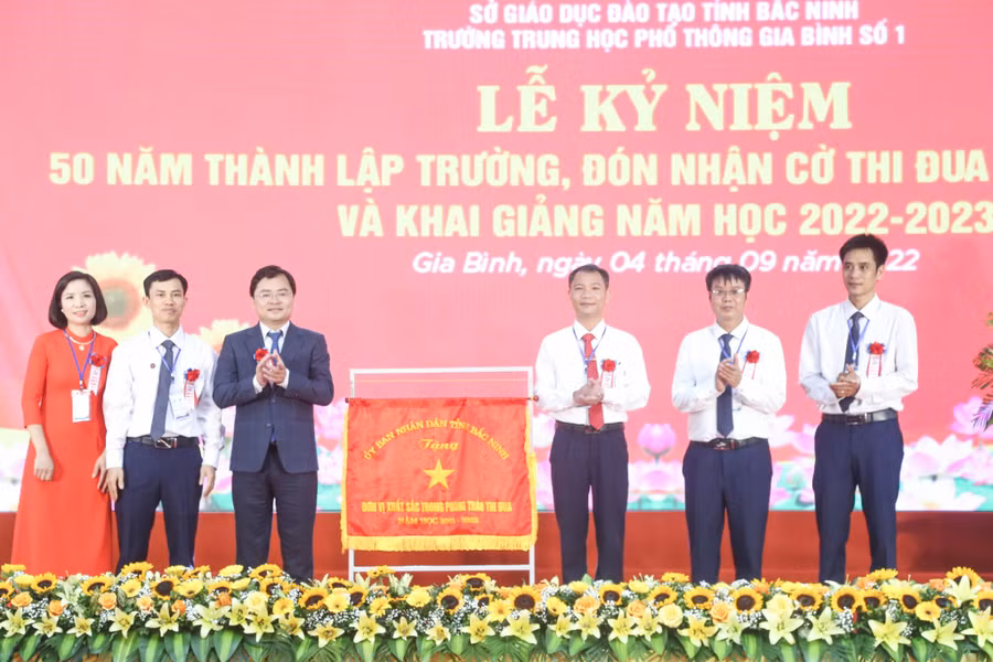 Bí thư Tỉnh ủy Bắc Ninh - Nguyễn Anh Tuấn trao Cờ thi đua của tỉnh Bắc Ninh cho Trường THPT Gia Bình số 1.