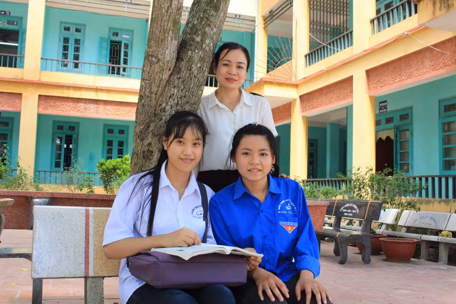 Hằng (áo trắng) và Hạnh chụp ảnh lưu niệm cùng với cô Giáp Thị Hiền trước ngày thi tốt nghiệp THPT 2022. Hằng (áo trắng) và Hạnh chụp ảnh lưu niệm cùng với cô Giáp Thị Hiền trước ngày thi tốt nghiệp THPT 2022.