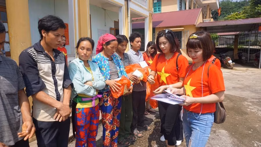 Hình ảnh cô Nguyễn Thu Hà cùng đoàn thiện nguyện trao quà cho người dân có hoàn cảnh khó khăn.
