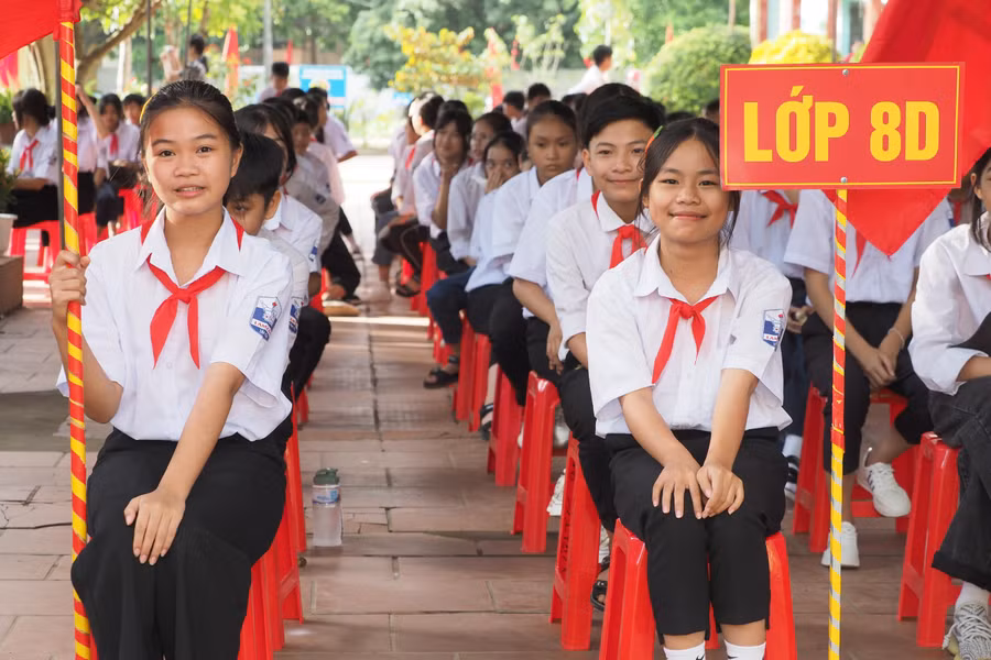 Học sinh Trường THCS Lam Cốt hân hoan trong ngày tựu trường.