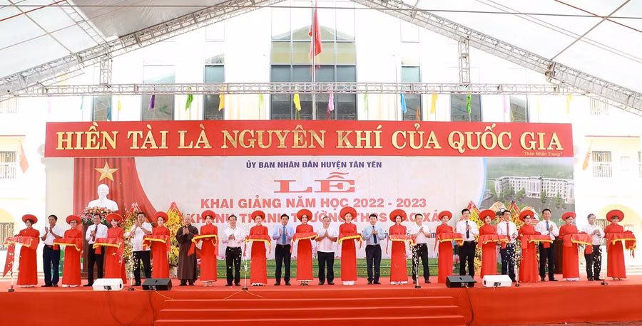 Các đại biểu cắt băng khánh thành trường THCS Cao Xá (Ảnh: Cổng TTĐT BG).