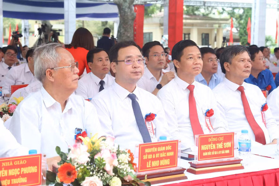 Các đại biểu về dự Lễ kỷ niệm 50 năm thành lập Trường THPT Gia Bình số 1.