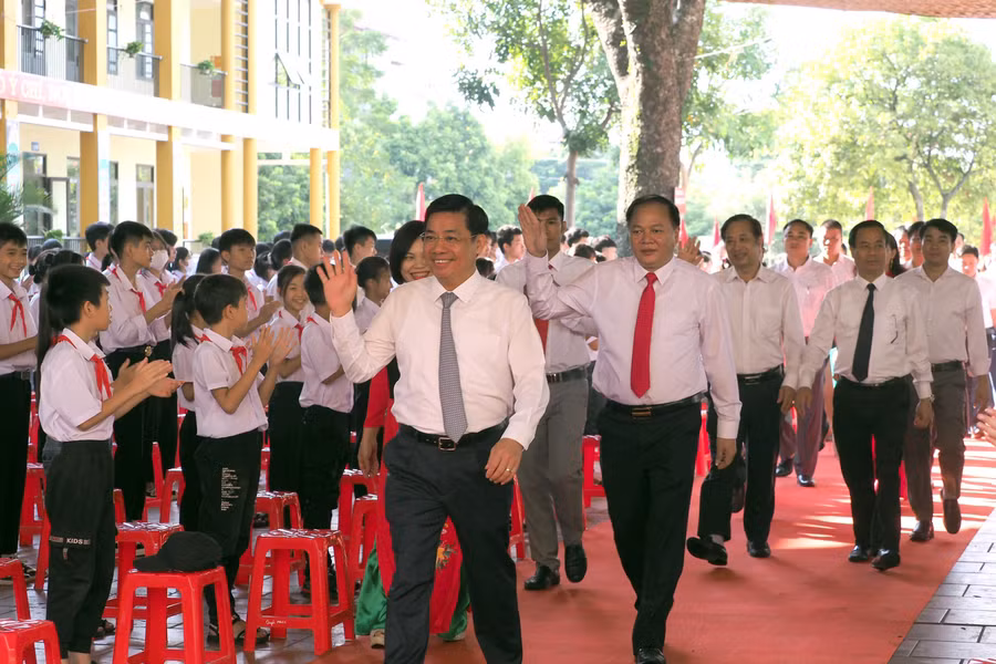 Bí thư Tỉnh ủy Bắc Giang - Dương Văn Thái (hàng đầu) và ông Tạ Việt Hùng - Giám đốc Sở GD&amp;ĐT Bắc Giang cùng đoàn về dự khai giảng năm học mới tại Trường THCS Lam Cốt.