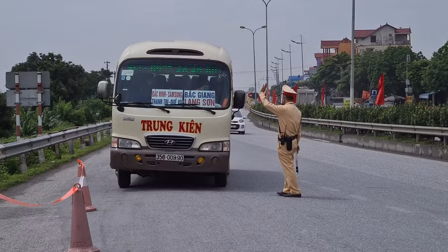 Đội Cảnh sát giao thông số 8 kiểm tra xe khách đầu cửa ngõ phía Nam Thủ đô.
