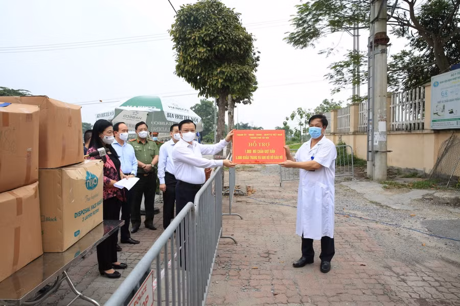 Bí thư Thành ủy Hà Nội Đinh Tiến Dũng tặng quà hỗ trợ cho Bệnh viện Bệnh nhiệt đới Trung ương.