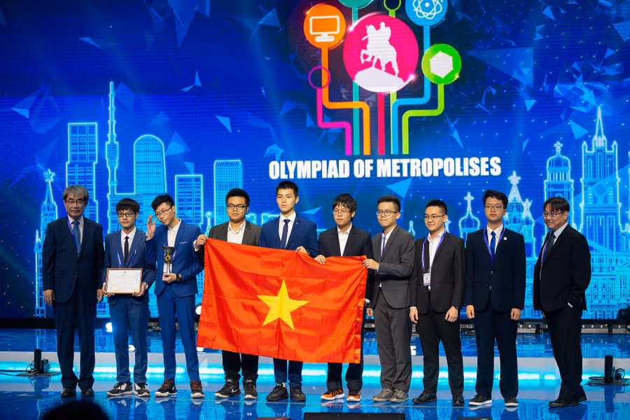 Đoàn học sinh Việt Nam nhận giải tại lễ bế mạc Olympic quốc tế Moskva
