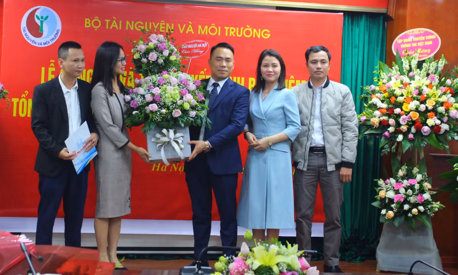 Lãnh đạo Báo Người Hà Nội chúc mừng tân Tổng biên tập Tạp chí TN&MT Đào Xuân Hưng. Lãnh đạo Báo Người Hà Nội chúc mừng tân Tổng biên tập Tạp chí TN&MT Đào Xuân Hưng.