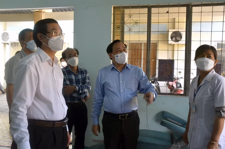 Thứ trưởng Nguyễn Văn Phúc và đoàn công tác kiểm tra công tác y tế tại TrườngTiểu học Thị Trấn (Thị xã Hòa Thành, Tây Ninh)