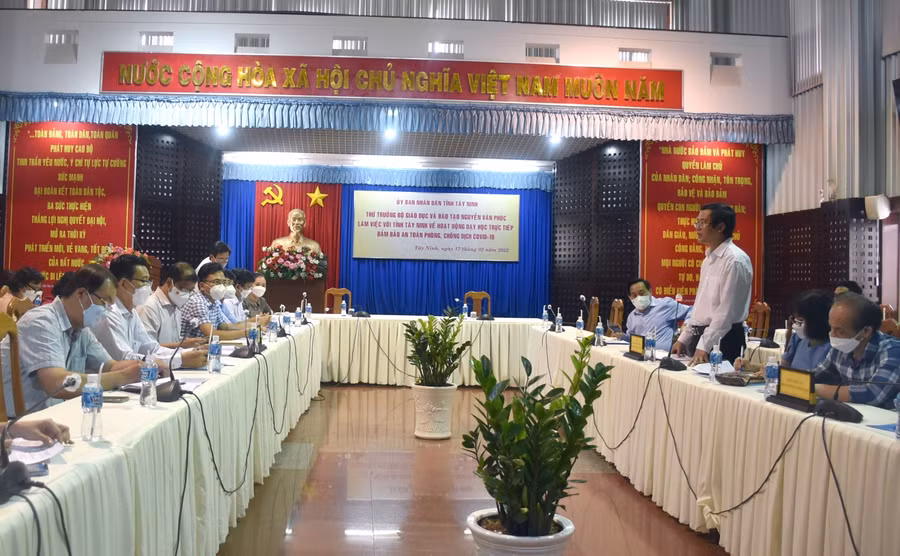 Thứ trưởng Nguyễn Văn Phúc phát biểu tại buổi làm việc: “Đại dịch khiến việc chuyển đổi số của ngành giáo dục diễn ra rất nhanh. Địa phương cần tiếp tục khai thác lợi thế của tài nguyên học liệu trực tuyến đã tích góp trong đại dịch, có sự phối hợp nhịp nhàng giữa học trực tiếp và trực tuyến để nâng cao chất lượng giáo dục…”