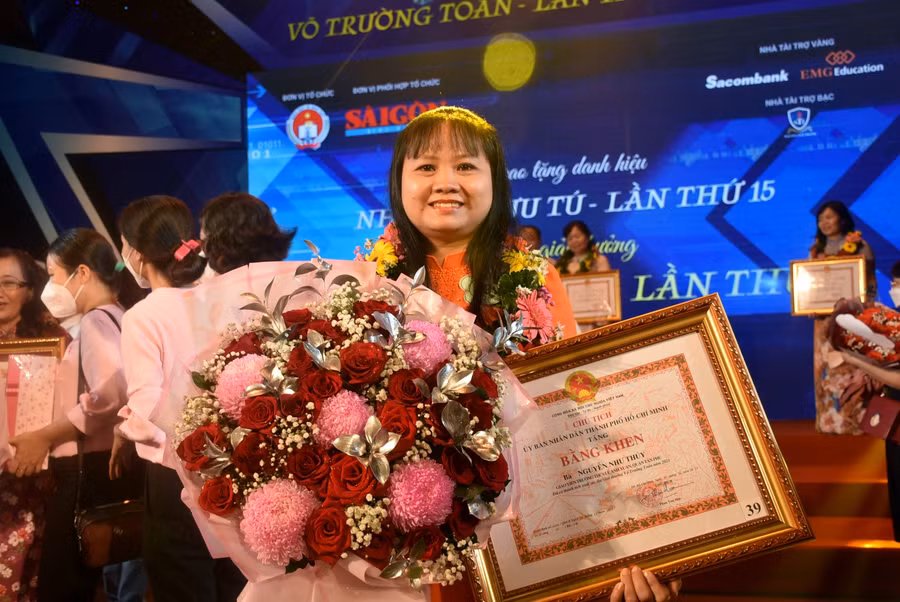 Cô Nguyễn Như Thủy trong ngày vui nhận giải thưởng Võ Trường Toản năm 2021.