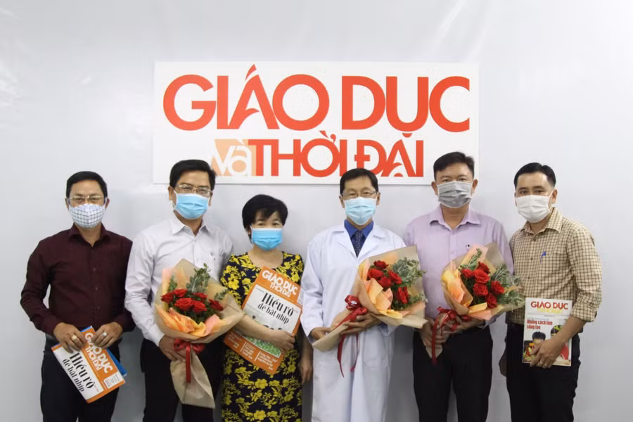 TS.BS Nguyễn Nam Hà (thứ 3 từ phải qua) tham gia giao lưu trực tuyến “Phòng, chống Covid-19: Trường học chủ động ứng phó” do Báo Giáo dục &amp; Thời đại tổ chức.