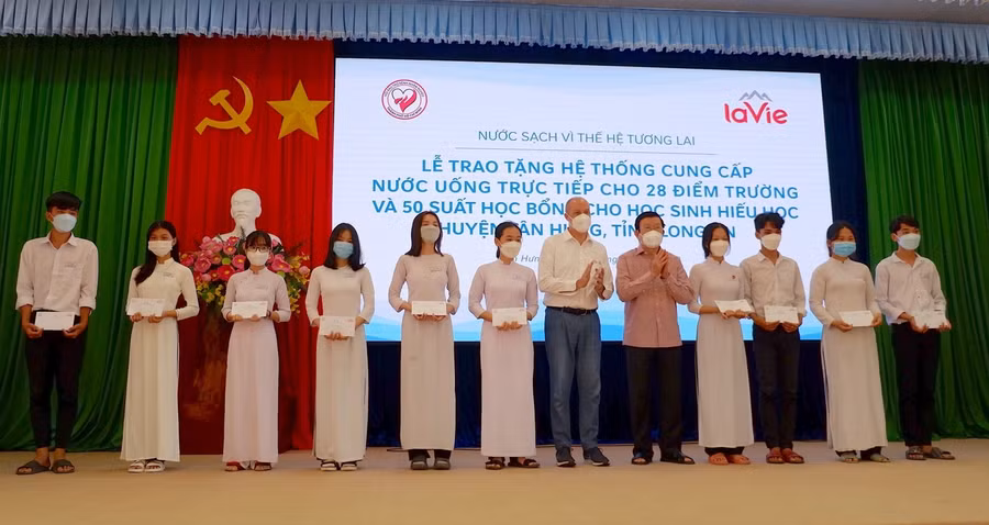 La Vie trao tặng 50 suất học bổng cho học sinh hiếu học ở huyện Tân Hưng, Long An.