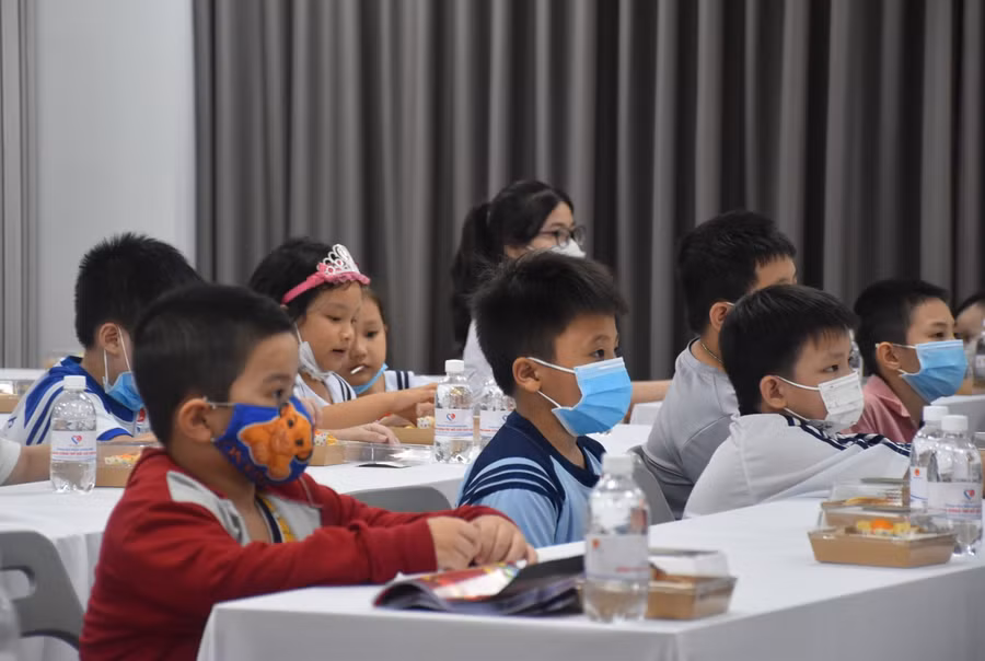 Các em học sinh tại lễ trao học bổng “Đồng hành trẻ mồ côi vượt đại dịch”.