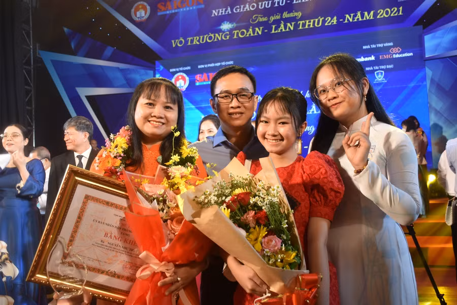 Cô Nguyễn Như Thủy cùng gia đình trong ngày vui nhận giải thưởng Võ Trường Toản năm 2021.