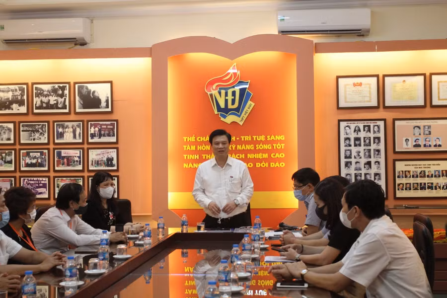 Thứ trưởng Nguyễn Hữu Độ kiểm tra tại Trường THPT Việt Đức và làm việc với Ban chỉ đạo thi quận Hoàn Kiếm