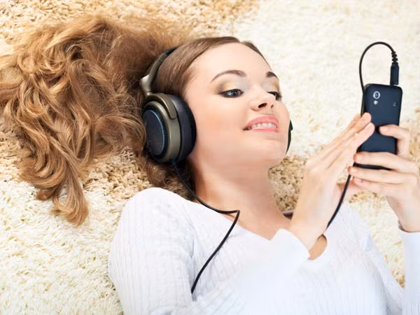 Sử dụng điện thoại trước khi đi ngủ ảnh hưởng tới giấc ngủ