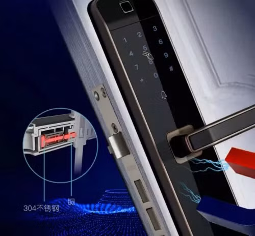 Hiện tượng đoản mạch từ bên trong có thể khiến cửa thông minh khởi động lại và tự mở.