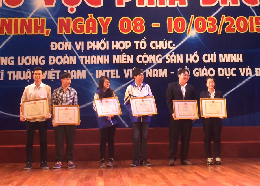 Các học sinh đoạt giải Nhất toàn cuộc. Hùng và Vũ ở bên trái