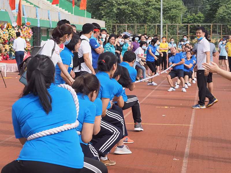 Vận động viên thi đấu sôi nổi tại giải.