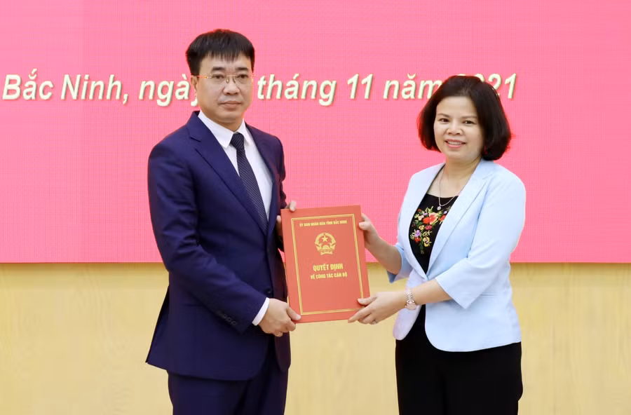 Chủ tịch UBND tỉnh Bắc Ninh Nguyễn Hương Giang trao Quyết định cho ông Vũ Huy Phương.