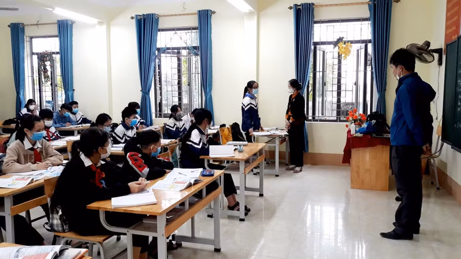 Trưởng phòng GD&amp;ĐT huyện Việt Yên - Đỗ Thị Hương thăm hỏi, nhắc nhở học sinh thực hiện an toàn phòng dịch.