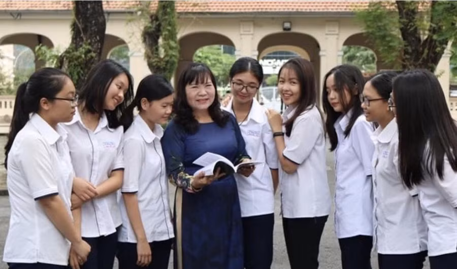 NGƯT Triệu Thị Huệ (nguyên Tổ trưởng Tổ Ngữ văn Trường THPT chuyên Lê Hồng Phong, TPHCM) và các HS.