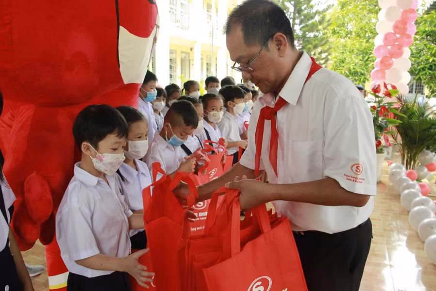 Lãnh đạo Tập đoàn Super Energy trao quà, học bổng cho học sinh Trường Tiểu học Lộc Tấn.