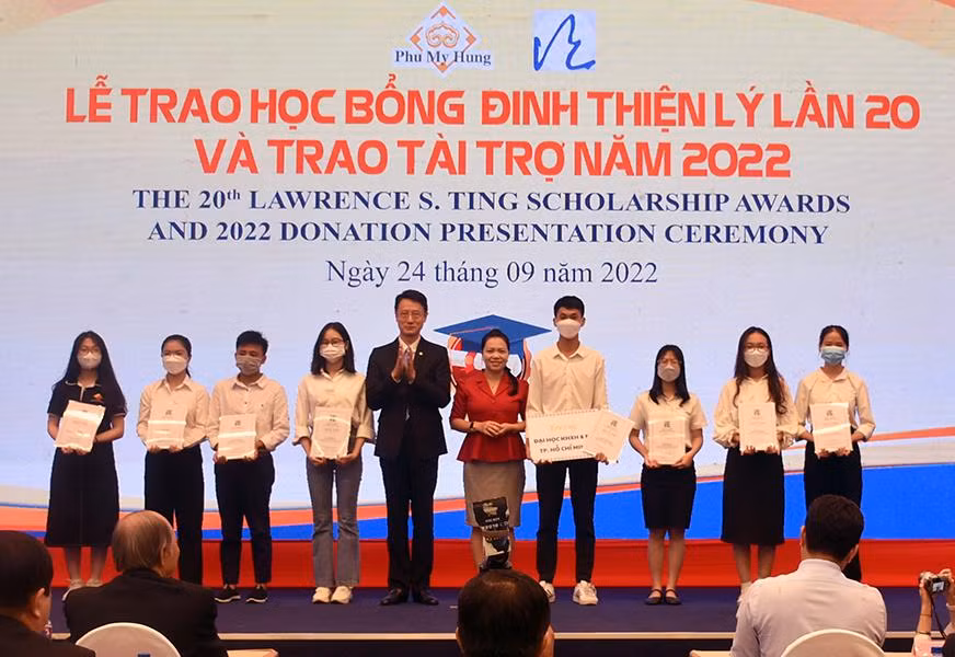 Ban tổ chức trao học bổng Đinh Thiện Lý cho sinh viên Trường ĐH KHXH&amp;NV TPHCM.