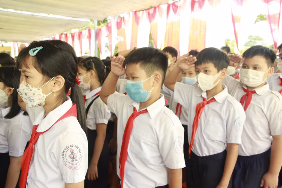 Học sinh Trường Tiểu học biên giới Lộc Tấn trong nghi thức chào cờ khai giảng năm học mới. Học sinh Trường Tiểu học biên giới Lộc Tấn trong nghi thức chào cờ khai giảng năm học mới.