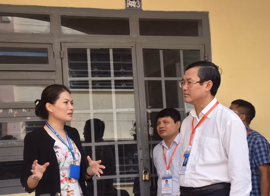 Bà Nguyễn Thị Nhật Hằng - Giám đốc Sở GD&ĐT tỉnh Bình Dương (trái) trao đổi với Thứ trưởng Bộ GD&ĐT Nguyễn Văn Phúc tại một điểm thi.