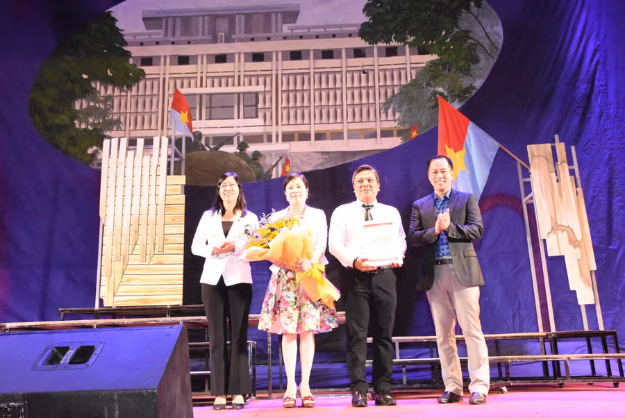 Bà Nguyễn Thị Là - Phó bí thư thường trực Đảng ủy Khối ĐH, CĐ TPHCM và GS.TS Huỳnh Văn Sơn - Hiệu trưởng Trường ĐH Sư phạm TPHCM tặng hoa cám ơn đại diện Nhà hát cải lương Trần Hữu Trang.