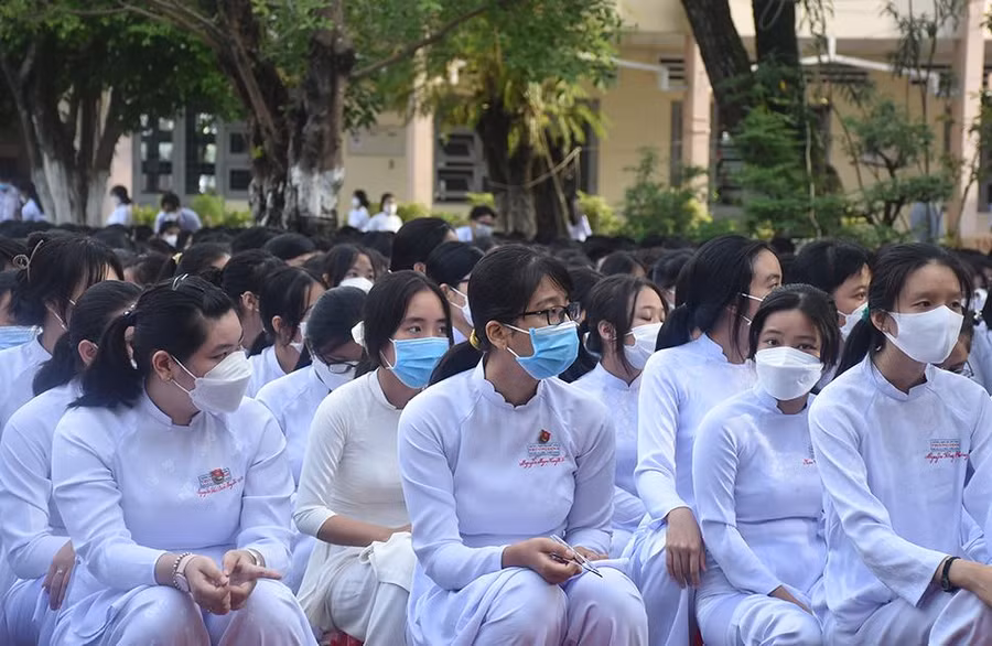 Học sinh Trường THPT Trương Định, Tiền Giang, tham dự lễ khai giảng.
