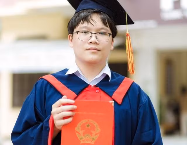 Dương Minh Khôi hiện là sinh viên năm thứ nhất Trường Đại học Công nghệ, Đại học Quốc gia Hà Nội Dương Minh Khôi hiện là sinh viên năm thứ nhất Trường Đại học Công nghệ, Đại học Quốc gia Hà Nội