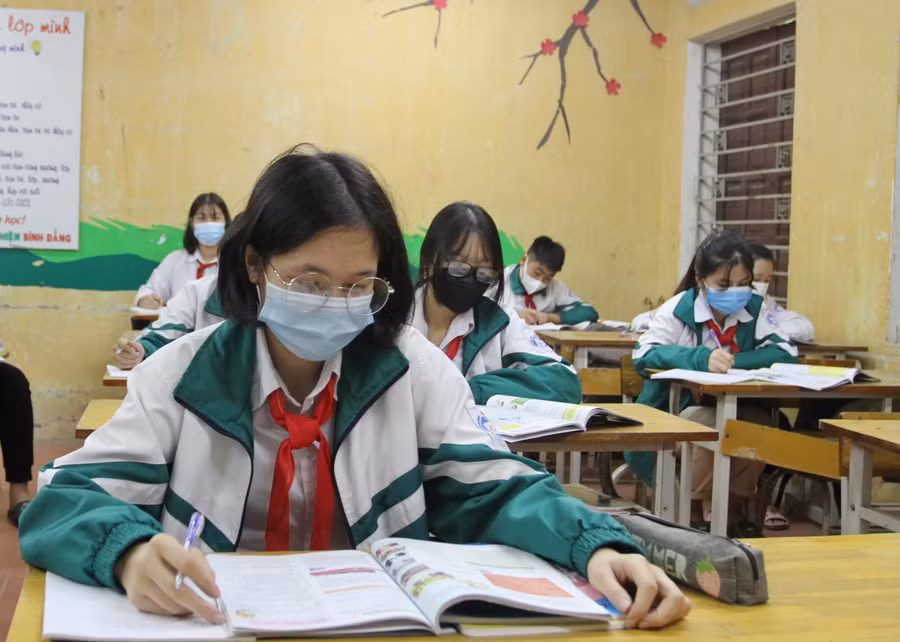 Học sinh lớp 9 tập trung ôn tập chuẩn bị cho kỳ thi chuyển cấp.