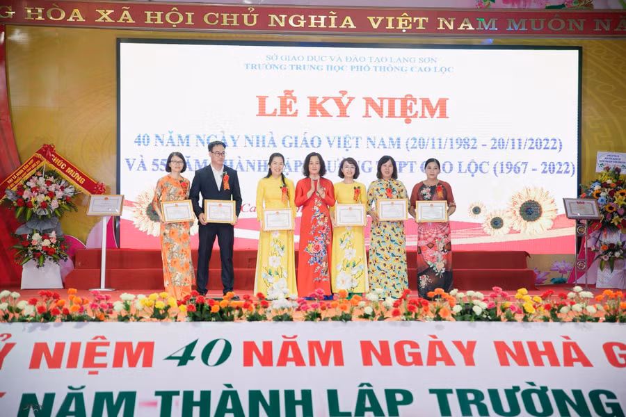 Nhà giáo ưu tú Phan Mỹ Hạnh – Phó giám đốc Sở GD&ĐT trao tặng bằng khen cho các thầy cô có thành tích trong giảng dạy.