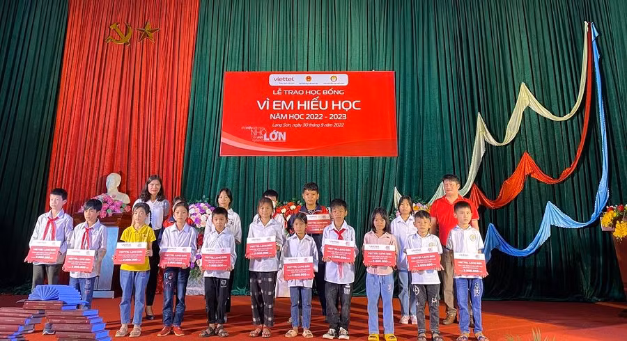 Lễ trao học bổng "Vì em hiếu học" tại Trường TH&THCS 1 An Sơn, xã An Sơn, huyện Văn Quan, tỉnh Lạng Sơn. Ảnh NT. Lễ trao học bổng "Vì em hiếu học" tại Trường TH&THCS 1 An Sơn, xã An Sơn, huyện Văn Quan, tỉnh Lạng Sơn. Ảnh NT.