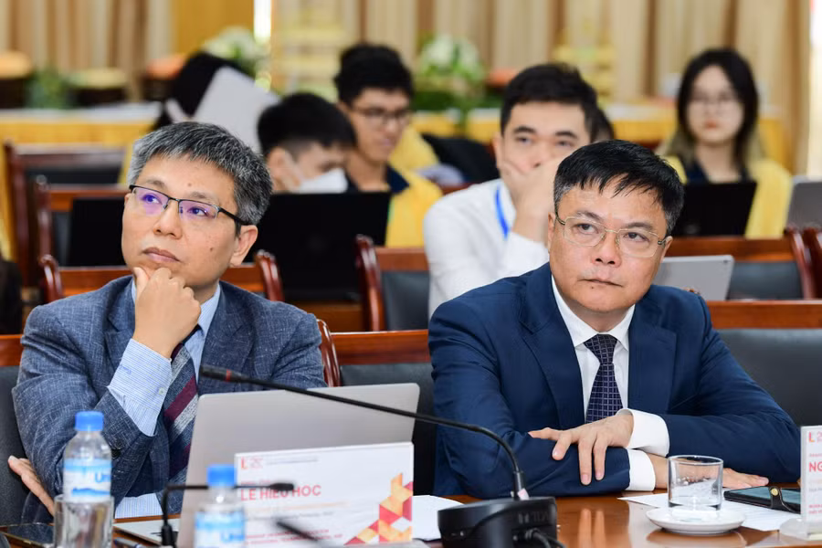 PGS.TS Nguyễn Phong Điền (bên phải), Phó hiệu trưởng Trường ĐH Bách khoa Hà Nội và PGS. TS Lê Hiếu Học (bên trái) Viện trưởng Viện Sư phạm Kỹ thuật. Ảnh Duy Thành. PGS.TS Nguyễn Phong Điền (bên phải), Phó hiệu trưởng Trường ĐH Bách khoa Hà Nội và PGS. TS Lê Hiếu Học (bên trái) Viện trưởng Viện Sư phạm Kỹ thuật. Ảnh Duy Thành.