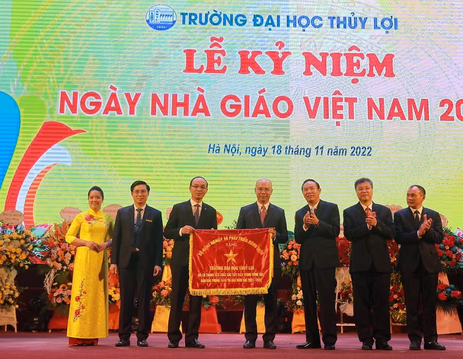 Bộ NN-PTNT trao tặng cờ thi đua cho Trường ĐH Thuỷ lợi.