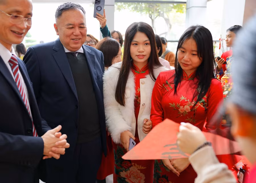 Học sinh Trường THPT chuyên Hà Nội - Amsterdam giới thiệu về Tết Việt Nam cho các vị khách đến từ Trung Quốc.