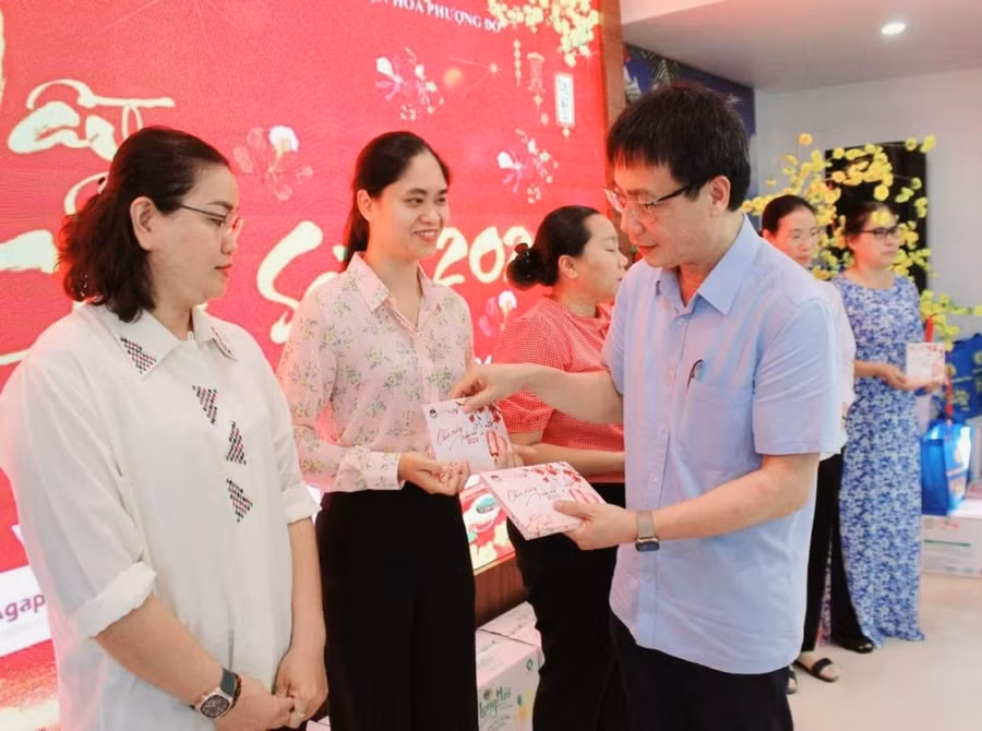 Chủ tịch Công đoàn Giáo dục Việt Nam Nguyễn Ngọc Ân tặng quà cho giáo viên tại chương trình “Tết Sum vầy-Xuân chia sẻ” năm 2024.