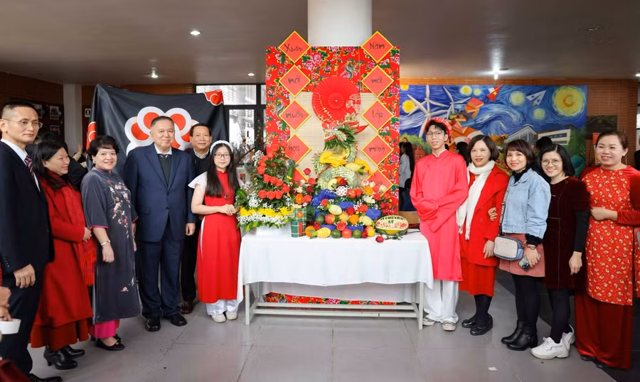 Những vị khách đến từ Đại sứ quán Trung Quốc tham quan Hội thi cắm hoa và bày mâm ngũ quả của học sinh Trường THPT chuyên Hà Nội - Amsterdam. Những vị khách đến từ Đại sứ quán Trung Quốc tham quan Hội thi cắm hoa và bày mâm ngũ quả của học sinh Trường THPT chuyên Hà Nội - Amsterdam.