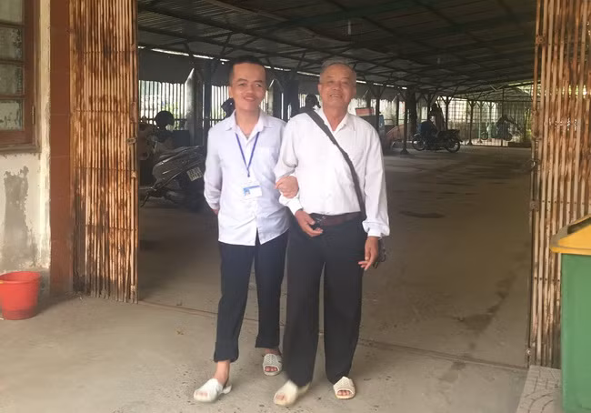 Đến trường bằng đôi chân của ông nội