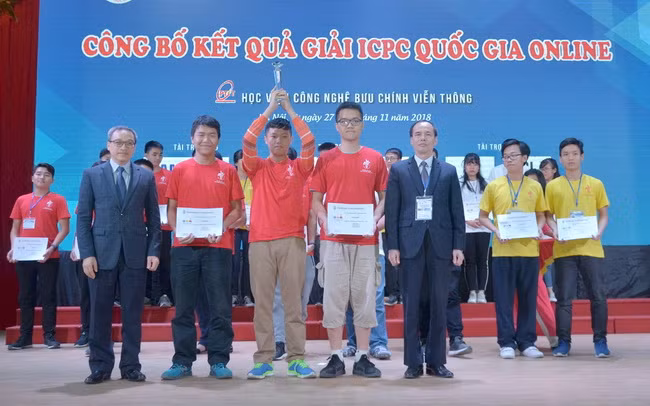 Trao thưởng cho các đội tuyển sinh viên đạt kết quả cao trong vòng thi quốc gia online kỳ thi lập trình sinh viên quốc tế ICPC 2018. Trao thưởng cho các đội tuyển sinh viên đạt kết quả cao trong vòng thi quốc gia online kỳ thi lập trình sinh viên quốc tế ICPC 2018.