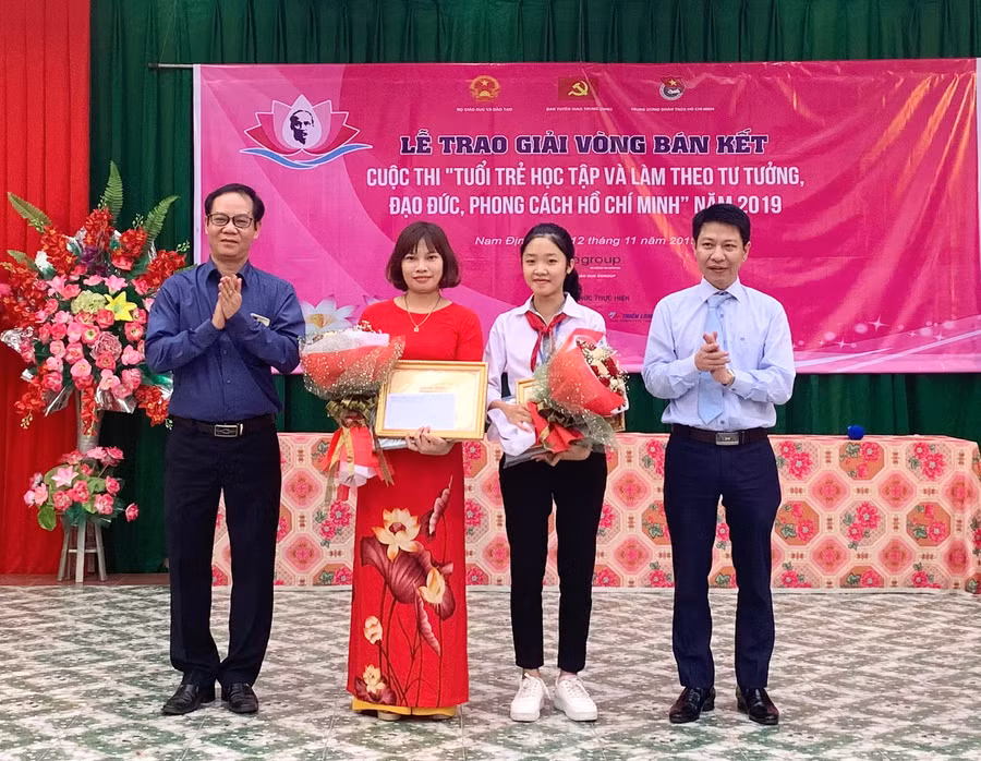 Ông Nguyễn Xuân An Việt trao phần thưởng cho thí sinh đoạt giải Ông Nguyễn Xuân An Việt trao phần thưởng cho thí sinh đoạt giải