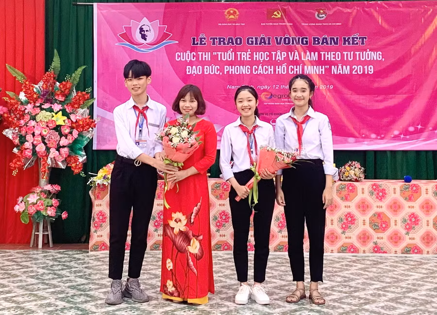 Các bạn trong lớp chúc mừng thành tích của Ly và cô Oanh Các bạn trong lớp chúc mừng thành tích của Ly và cô Oanh