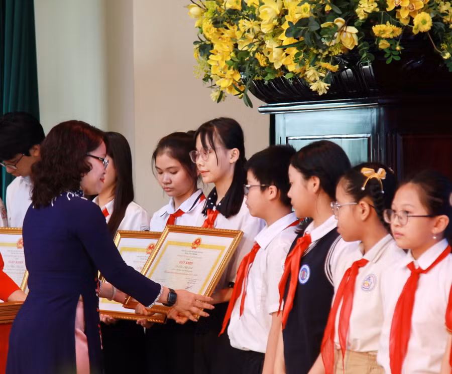 Trưởng phòng GD&ĐT quận Hoàn Kiếm Trịnh NgọcTrâm trao giấy khen cho các học sinh. Trưởng phòng GD&ĐT quận Hoàn Kiếm Trịnh NgọcTrâm trao giấy khen cho các học sinh.